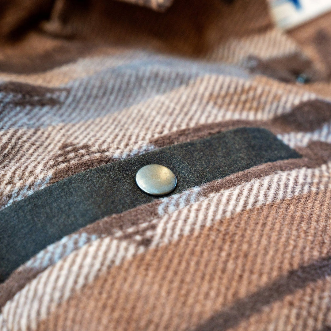 Suede-trimmed chest pocket with snap on the Desperado Polar Fleece in Brown.
