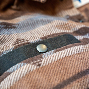 Suede-trimmed chest pocket with snap on the Desperado Polar Fleece in Brown.