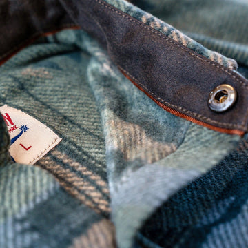 Collar of the Desperado Polar Fleece in Olive with suede collar stand, snap tab and American Cattle Co neck label.
