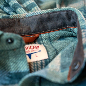Open collar of the Desperado Polar Fleece in Olive with suede collar stand, leather trim and neck label.